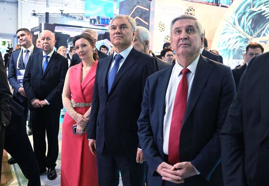 Выставка "Россия". Председатель Госдумы РФ В. Володин и депутаты посетили выставку "Россия" 