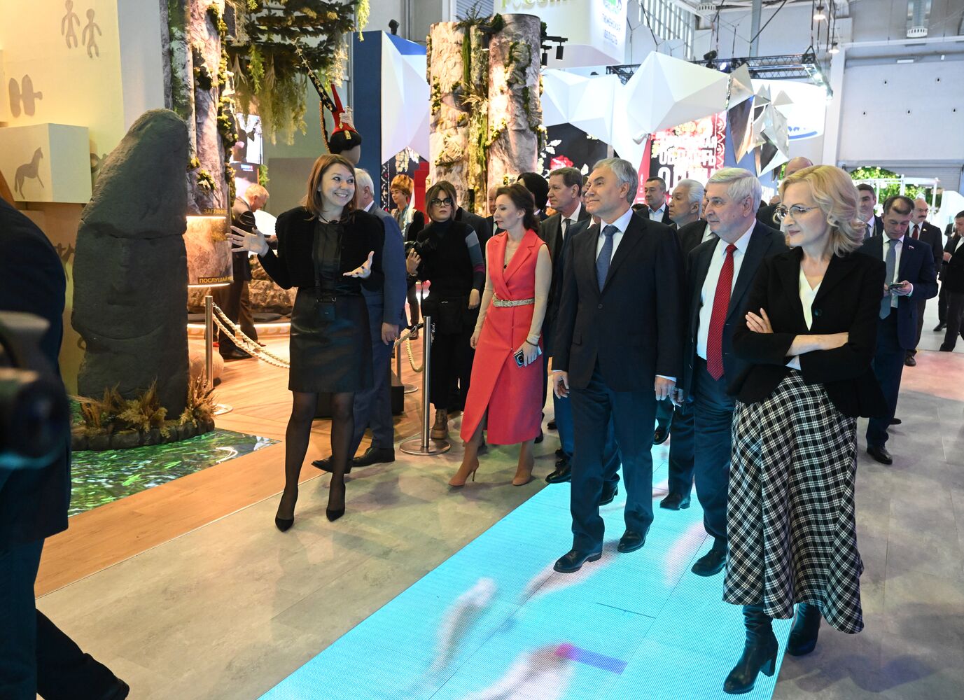 Выставка "Россия". Председатель Госдумы РФ В. Володин и депутаты посетили выставку "Россия" 