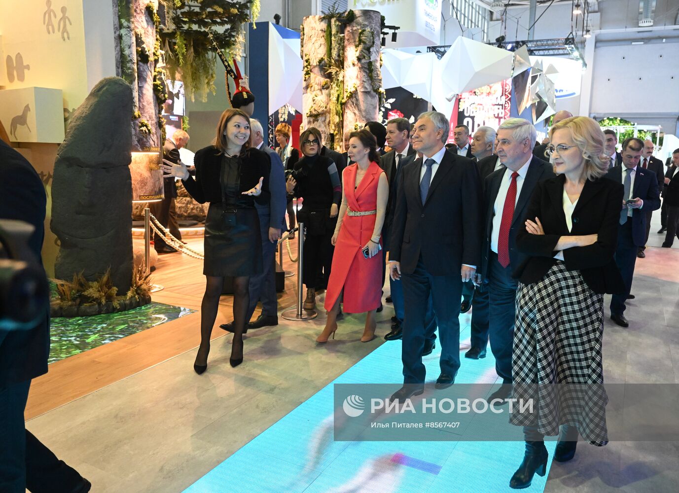 Выставка "Россия". Председатель Госдумы РФ В. Володин и депутаты посетили выставку "Россия"
