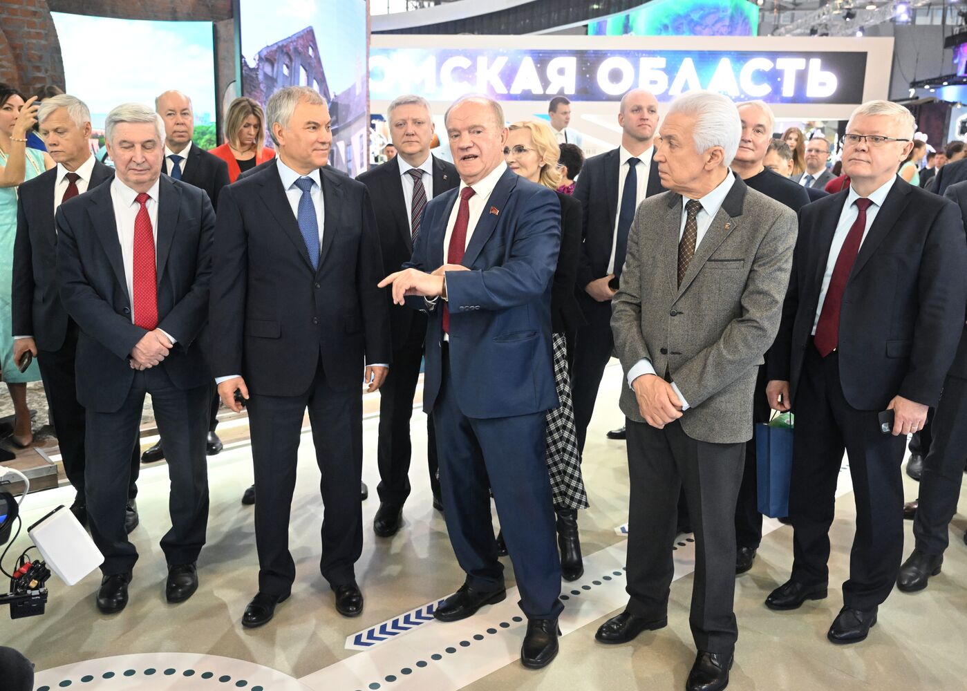 Выставка "Россия". Председатель Госдумы РФ В. Володин и депутаты посетили выставку "Россия" 