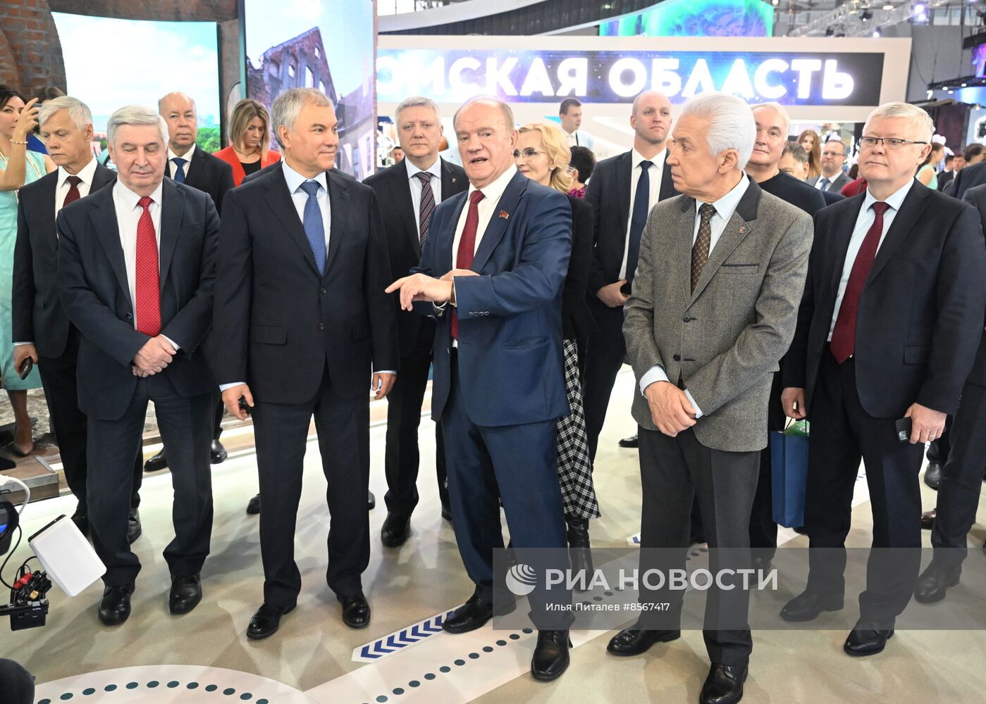 Выставка "Россия". Председатель Госдумы РФ В. Володин и депутаты посетили выставку "Россия"