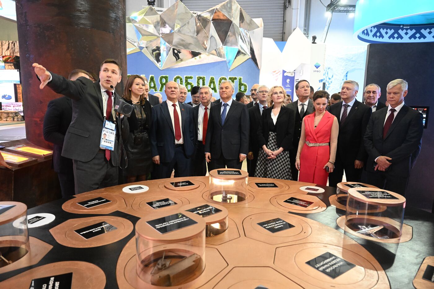 Выставка "Россия". Председатель Госдумы РФ В. Володин и депутаты посетили выставку "Россия" 