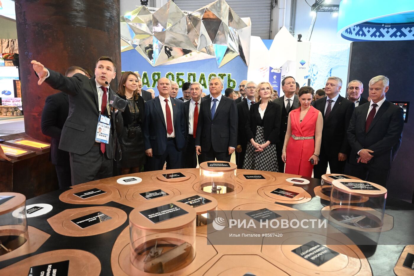 Выставка "Россия". Председатель Госдумы РФ В. Володин и депутаты посетили выставку "Россия"