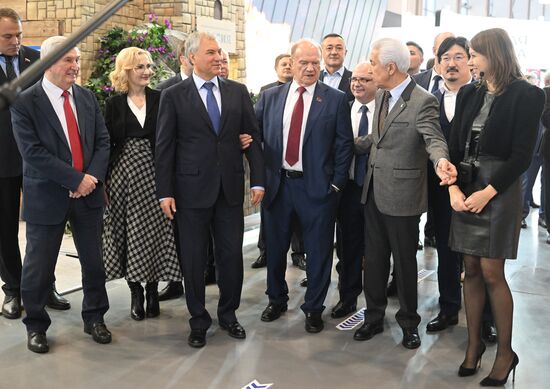 Выставка "Россия". Председатель Госдумы РФ В. Володин и депутаты посетили выставку "Россия" 