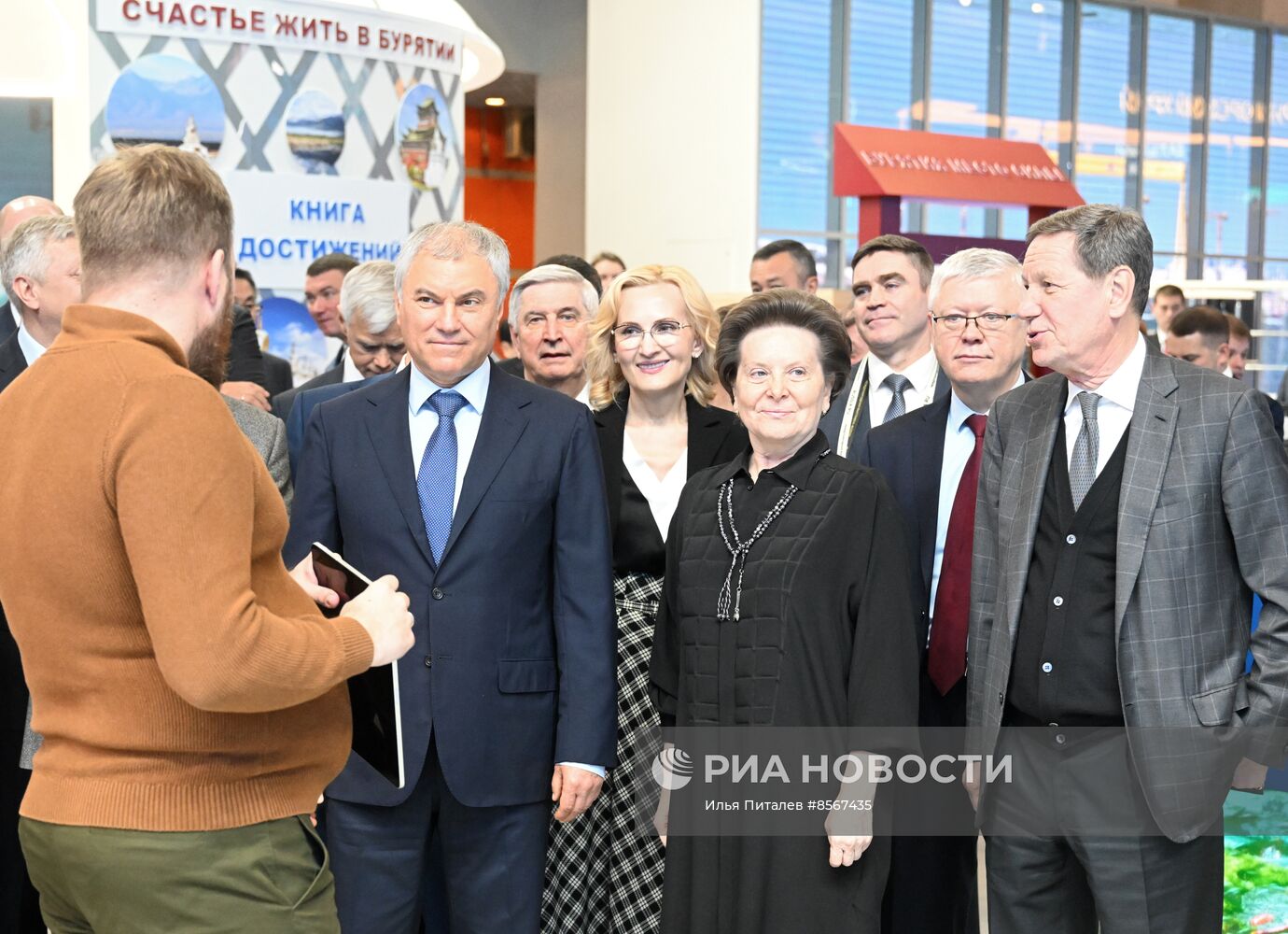 Выставка "Россия". Председатель Госдумы РФ В. Володин и депутаты посетили выставку "Россия"