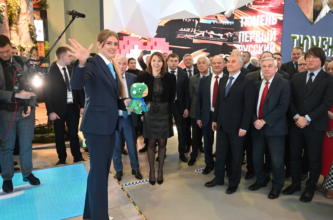 Выставка "Россия". Председатель Госдумы РФ В. Володин и депутаты посетили выставку "Россия" 