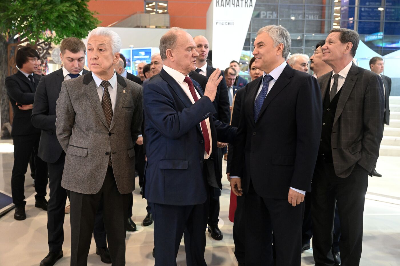 Выставка "Россия". Председатель Госдумы РФ В. Володин и депутаты посетили выставку "Россия" 