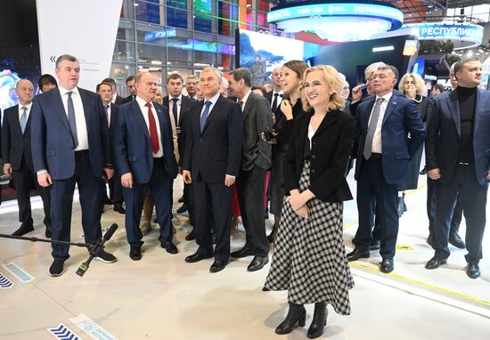 Выставка "Россия". Председатель Госдумы РФ В. Володин и депутаты посетили выставку "Россия" 