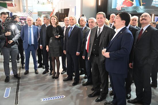 Выставка "Россия". Председатель Госдумы РФ В. Володин и депутаты посетили выставку "Россия" 