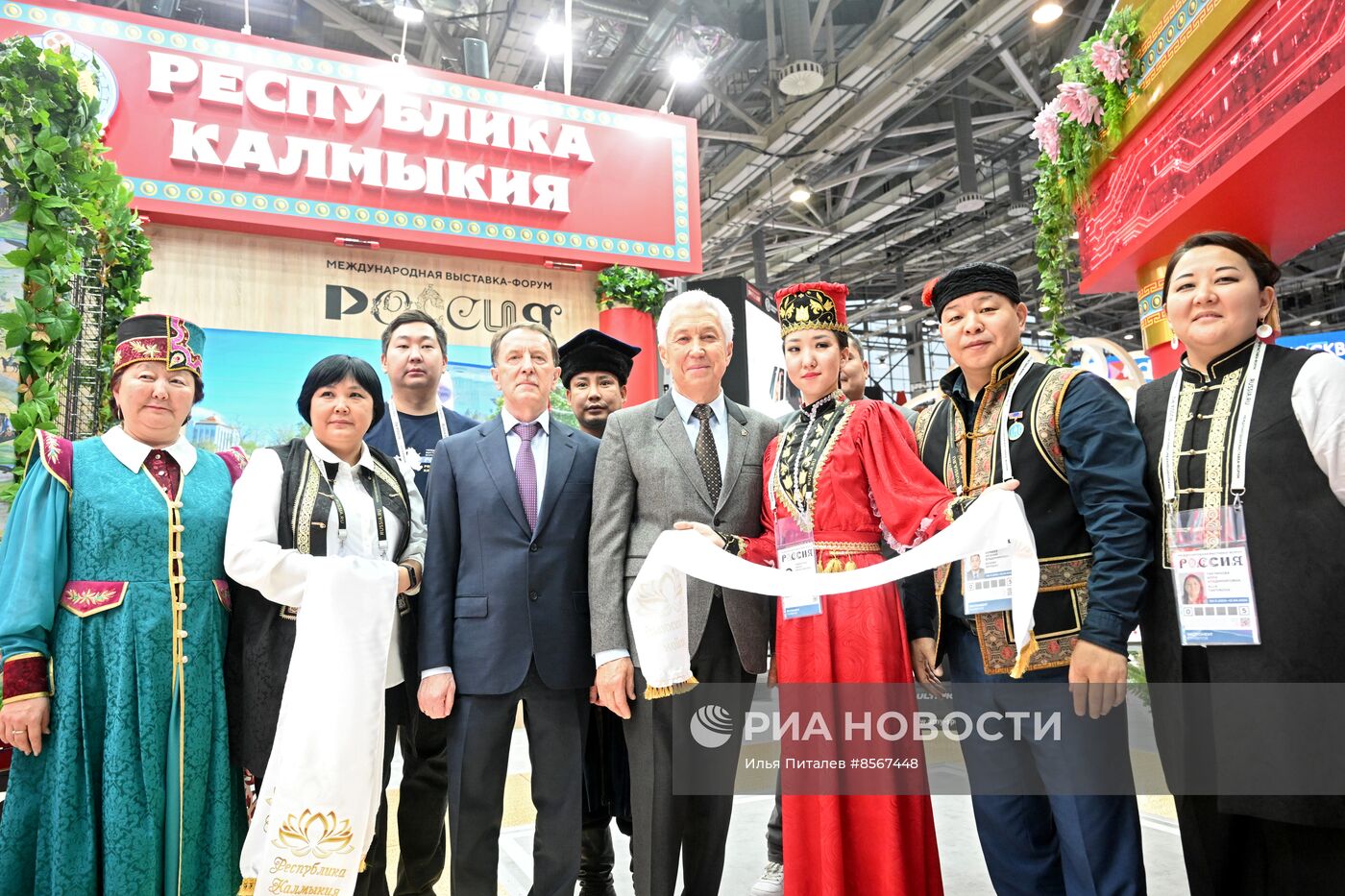 Выставка "Россия". Председатель Госдумы РФ В. Володин и депутаты посетили выставку "Россия"