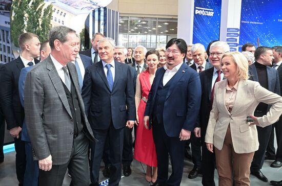 Выставка "Россия". Председатель Госдумы РФ В. Володин и депутаты посетили выставку "Россия" 