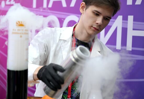 III КМУ-2023. Работа конгресса
Научная гостиная
Фото могут быть использованы при наличии обязательной ссылки на источник Место: Россия, Федеральная территория "Сириус". Автор: Максим Блинов. III КМУ-2023. Работа конгресса