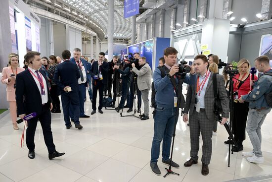 III КМУ-2023. Осмотр экспозиции журналистами