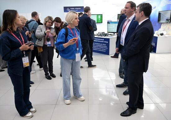 III КМУ-2023. Осмотр экспозиции журналистами