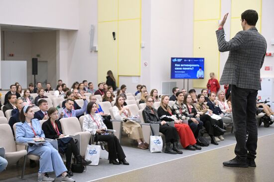 III КМУ-2023. Лекция Константина Дудина "Как связаны память и мышление"