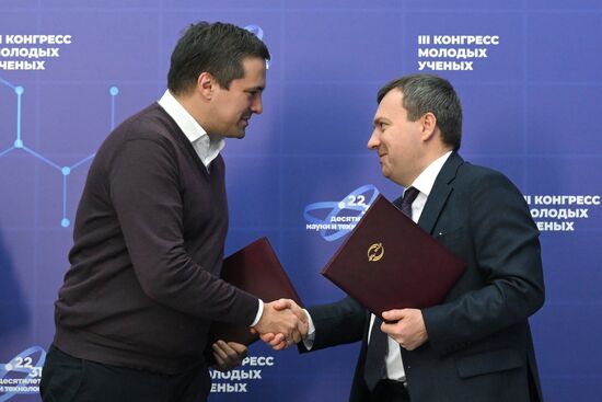 III КМУ-2023. Подписание соглашений компаниями HYPER и ЭФИР с ведущими вузами России