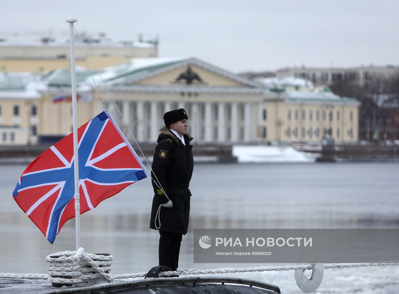 Поднятие Военно-морского флага РФ на подводной лодке 