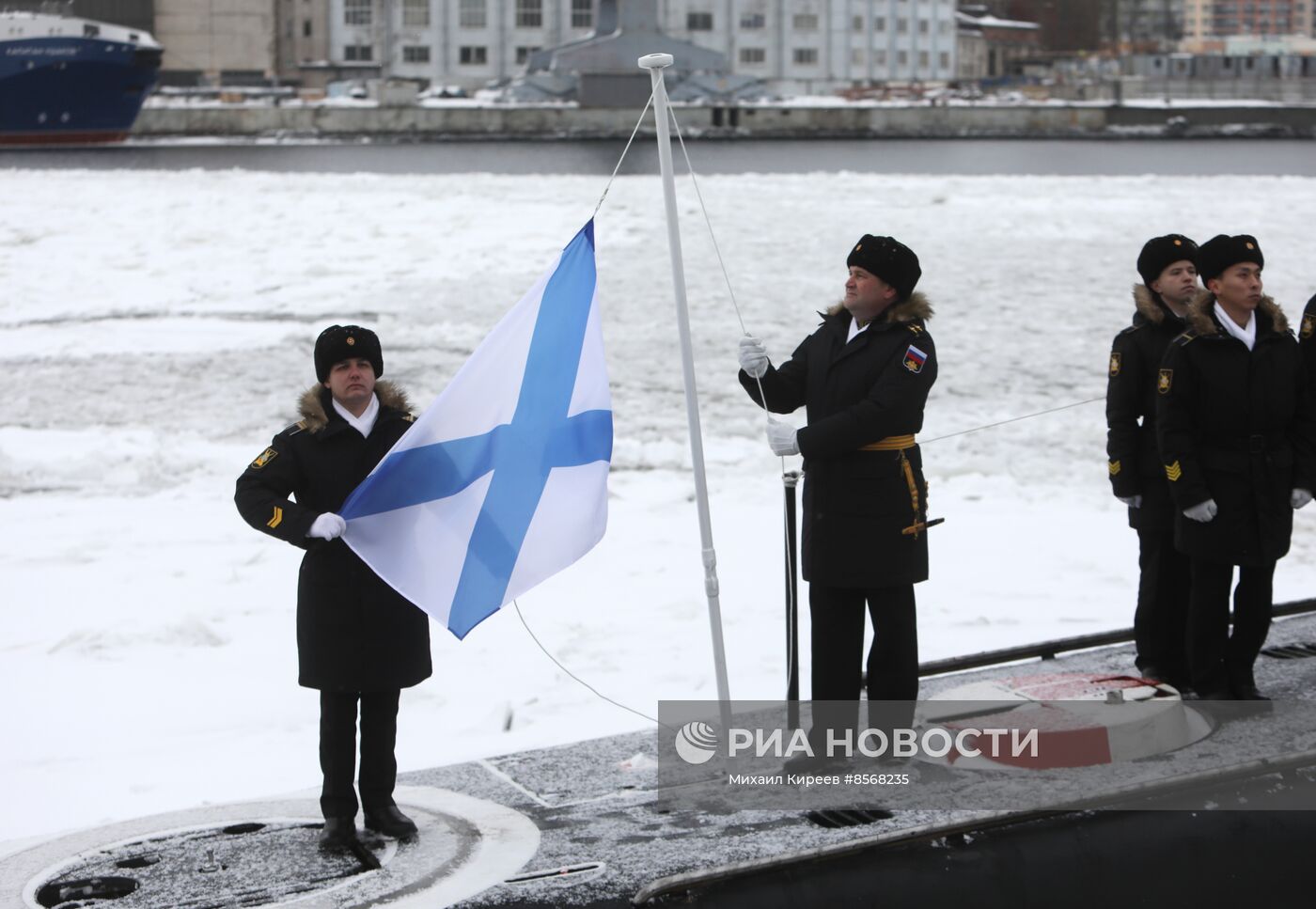 Поднятие Военно-морского флага РФ на подводной лодке 