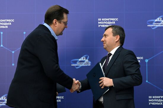 III КМУ-2023. Подписание соглашений компаниями HYPER и ЭФИР с ведущими вузами России