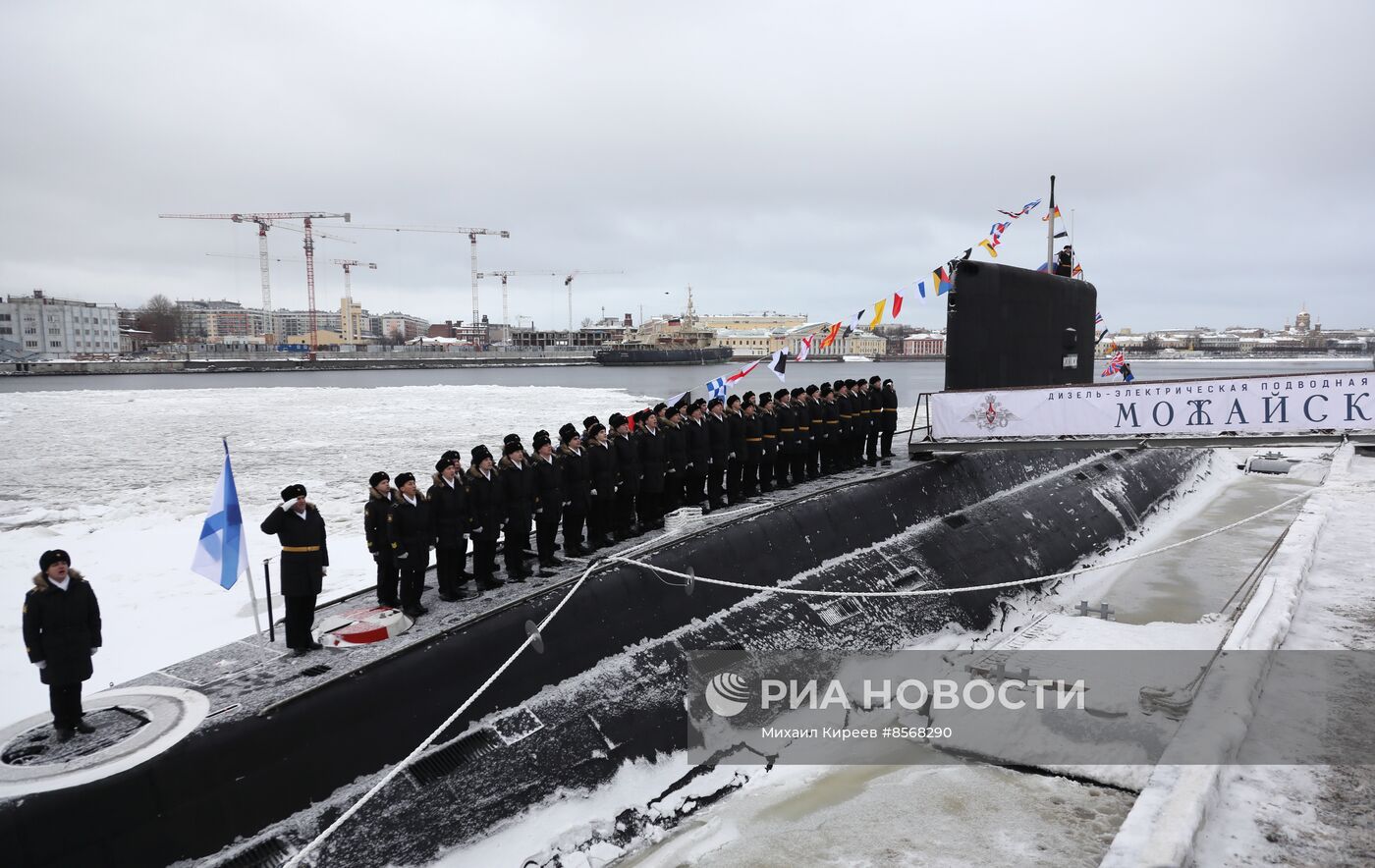 Поднятие Военно-морского флага РФ на подводной лодке "Можайск"