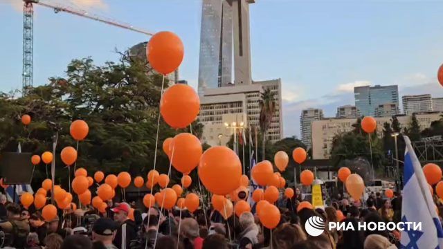 Родственники супругов из Израиля Ярден и Шири Бибас устроили митинг в Тель-Авиве
