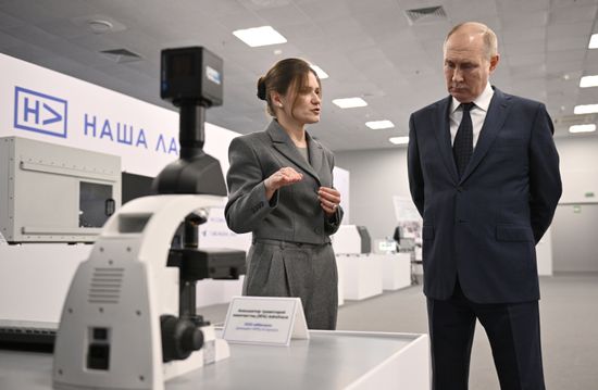 Президент РФ В. Путин посетил III Конгресс молодых ученых