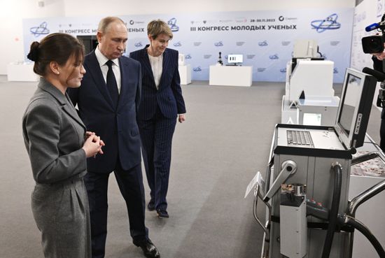 Президент РФ В. Путин посетил III Конгресс молодых ученых