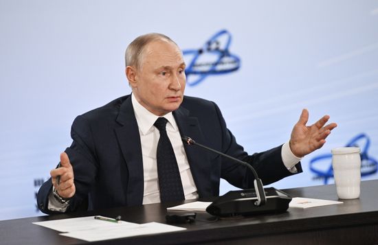 Президент РФ В. Путин посетил III Конгресс молодых ученых