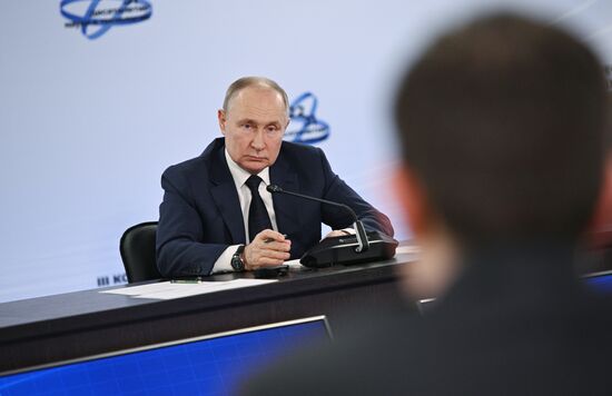 Президент РФ В. Путин посетил III Конгресс молодых ученых