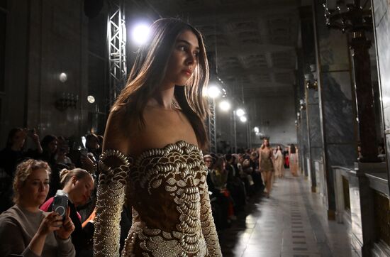 Модные показы в рамках "BRICS+ Fashion Summit"