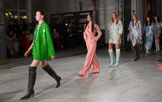 Модные показы в рамках "BRICS+ Fashion Summit"