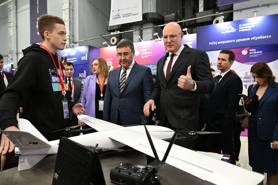 Вице-премьер РФ Д. Чернышенко посетил III Конгресс молодых ученых