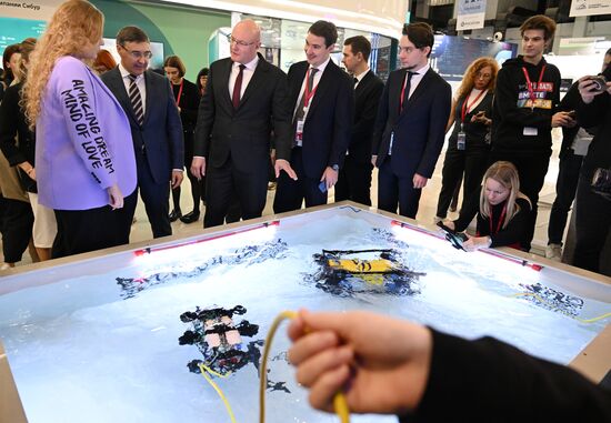 Вице-премьер РФ Д. Чернышенко посетил III Конгресс молодых ученых