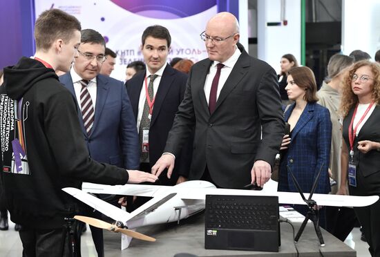 Вице-премьер РФ Д. Чернышенко посетил III Конгресс молодых ученых