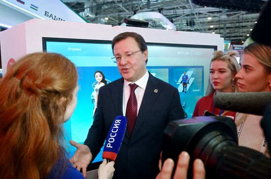 Международная выставка-форум "Россия"
День Региона - Самарская область
Дмитрий Азаров, губернатор Самарской области Место: Россия, Москва. Автор: Кирилл Каллиников/РИА Новости. Выставка "Россия". День Региона - Самарская область