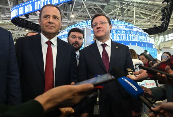 Международная выставка-форум "Россия"
День Региона - Самарская область
Слева направо:
Игорь Комаров, полномочный представитель президента РФ в Приволжском федеральном округе
Дмитрий Азаров, губернатор Самарской области Место: Россия, Москва. Автор: Кирилл Каллиников/РИА Новости. Выставка "Россия". День Региона - Самарская область