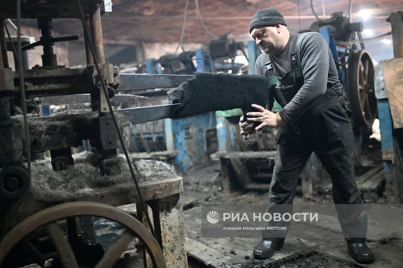 Производство валенок в Омске | РИА Новости Медиабанк