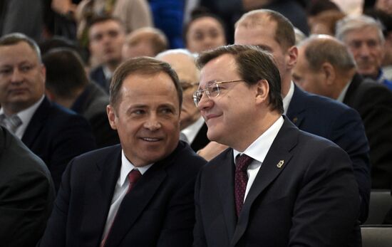 Международная выставка-форум "Россия"
День Региона - Самарская область
Слева направо:
Игорь Комаров, полномочный представитель президента РФ в Приволжском федеральном округе
Дмитрий Азаров, губернатор Самарской области Место: Россия, Москва. Автор: Кирилл Каллиников/РИА Новости. Выставка "Россия". День Региона - Самарская область