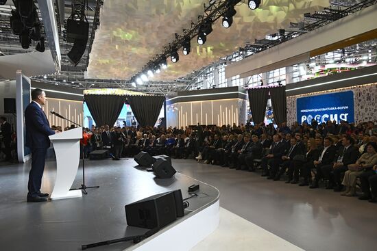 Международная выставка-форум "Россия"
День Региона - Самарская область
Дмитрий Азаров, губернатор Самарской области Место: Россия, Москва. Автор: Кирилл Каллиников/РИА Новости. Выставка "Россия". День Региона - Самарская область