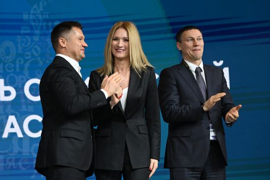 Международная выставка-форум "Россия"
День Региона - Самарская область
Слева направо:
Алексей Немов, вице-президент Федерации спортивной гимнастики России
Мария Киселева, чемпионка мира, олимпийская чемпионка по синхронному плаванию
Олег Саитов, двукратный олимпийский чемпион по боксу
Место: Россия, Москва. Автор: Кирилл Каллиников/РИА Новости. Выставка "Россия". День Региона - Самарская область