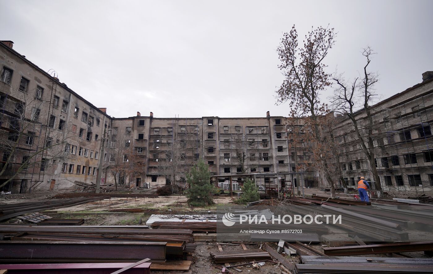 Восстановление разрушенных в ходе боевых действий домов в Мариуполе