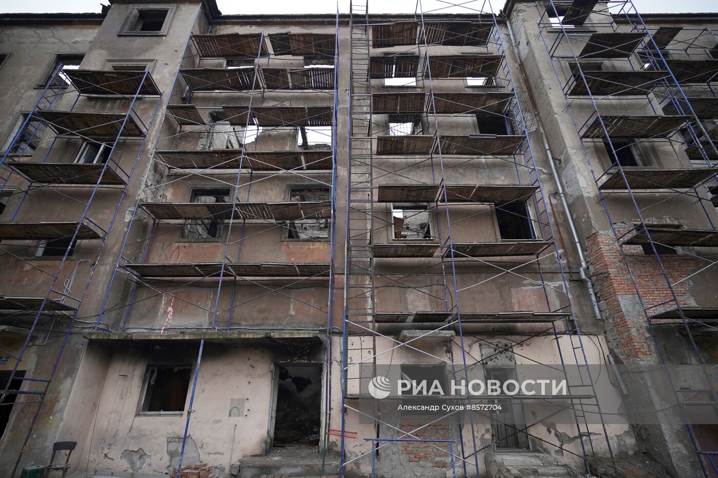 Восстановление разрушенных в ходе боевых действий домов в Мариуполе