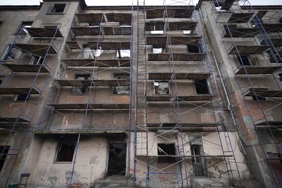Восстановление разрушенных в ходе боевых действий домов в Мариуполе