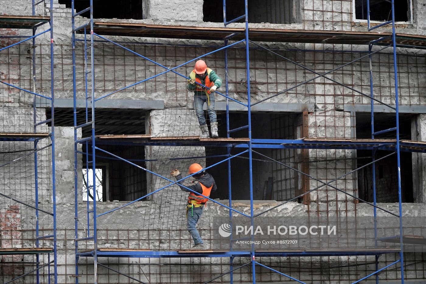 Восстановление разрушенных в ходе боевых действий домов в Мариуполе