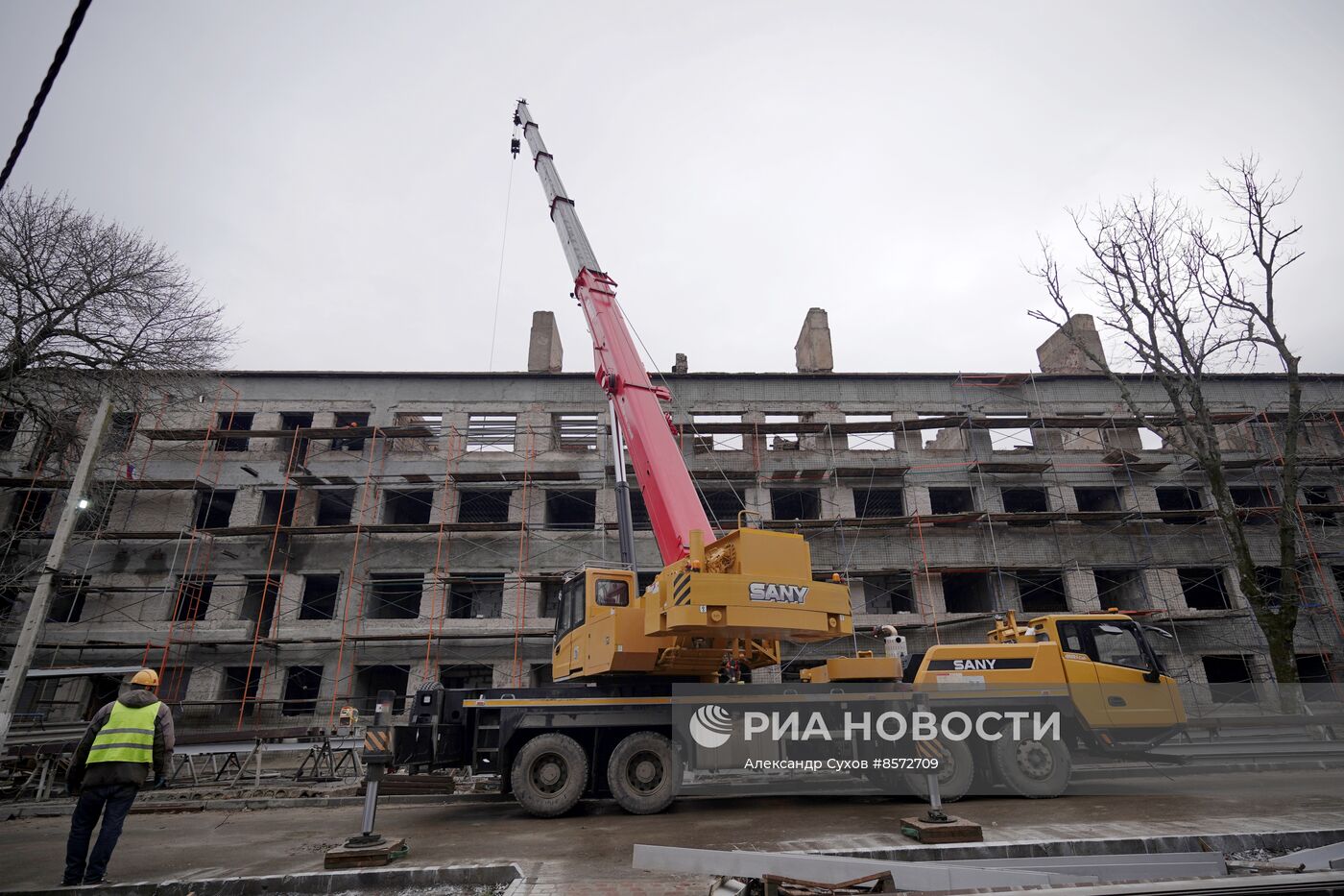 Восстановление разрушенных в ходе боевых действий домов в Мариуполе