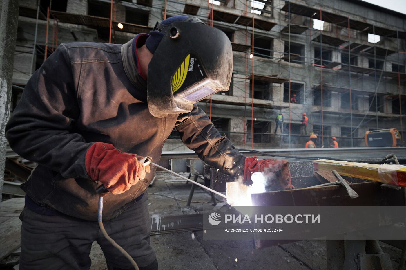 Восстановление разрушенных в ходе боевых действий домов в Мариуполе