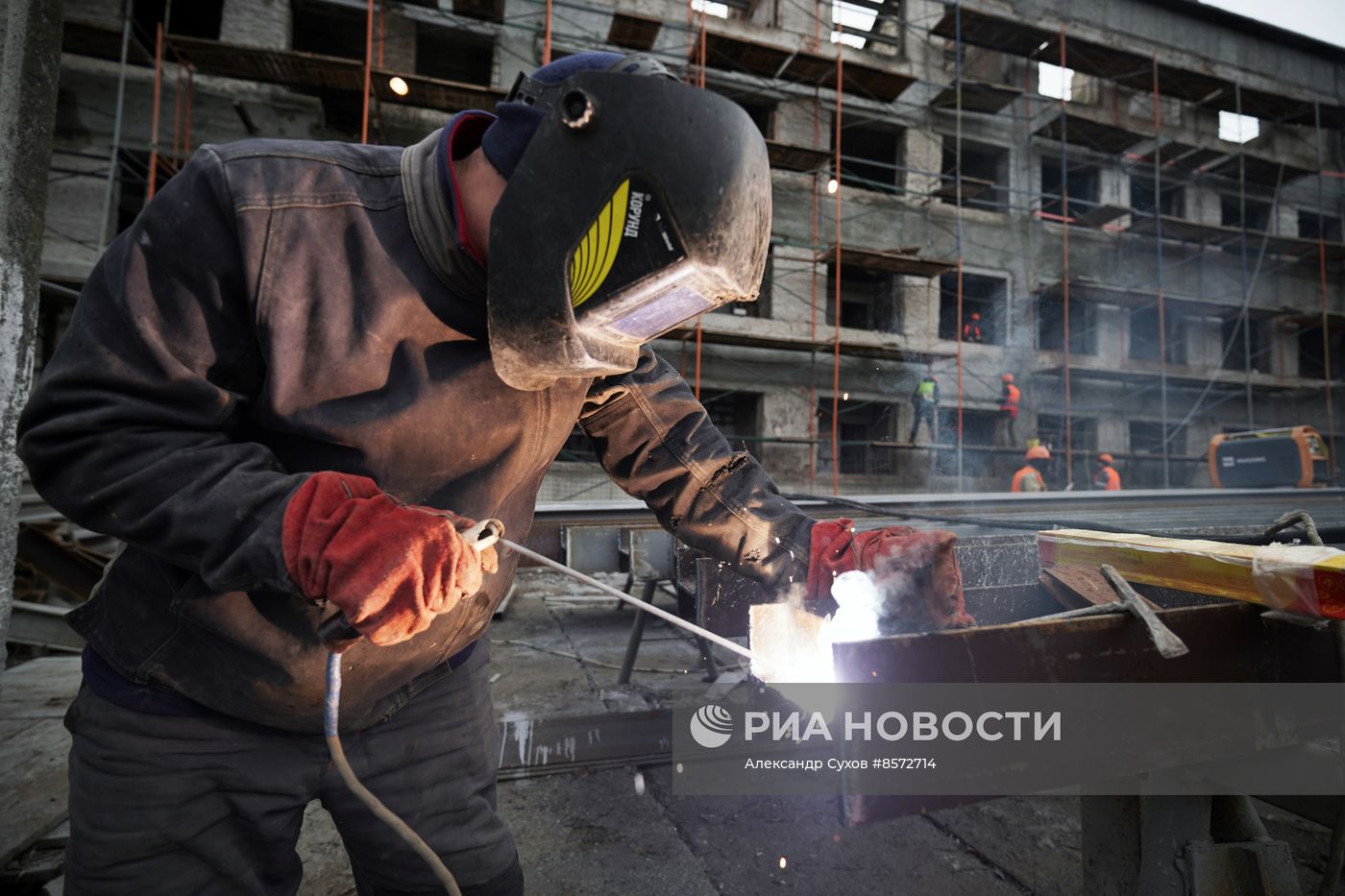 Восстановление разрушенных в ходе боевых действий домов в Мариуполе