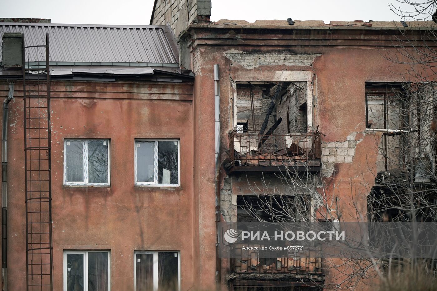 Восстановление разрушенных в ходе боевых действий домов в Мариуполе