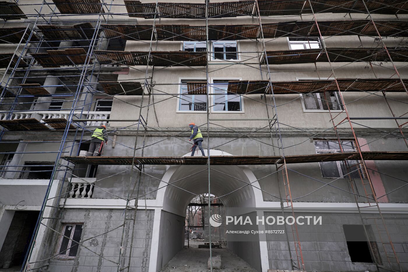 Восстановление разрушенных в ходе боевых действий домов в Мариуполе