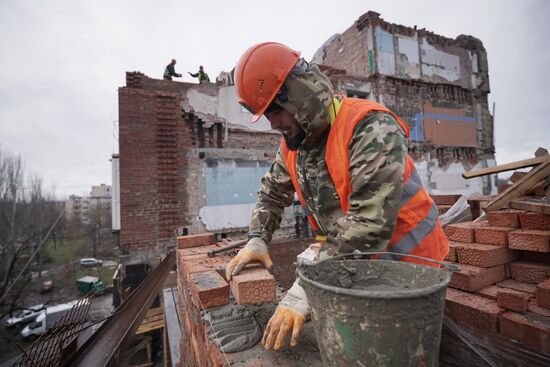 Восстановление разрушенных в ходе боевых действий домов в Мариуполе